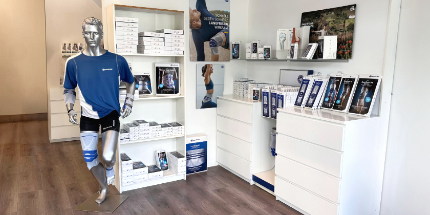 Sportgeschäft mit einem Schaufensterpuppe in Sportbekleidung und Produktregalen.